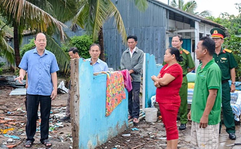 Secretary of the Ca Mau Provincial Party Committee Nguyen Ho Hai visited and encouraged the family of the tornado victim. Photo: Ca Mau Newspaper
