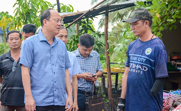 Bi thu Tinh uy Ca Mau Nguyen Ho Hai tham, dong vien gia dinh co nha bi sap, toc mai do loc xoay tai xa Ninh Thanh Loi. Anh: Bao Ca Mau