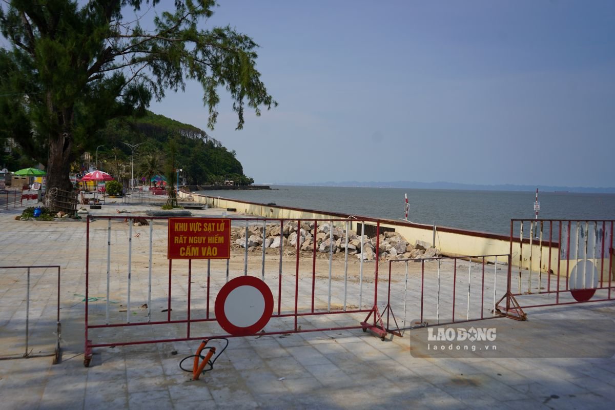 Chieu 28.7, ghi nhan cua PV Lao Dong, hang tram met via he doc bo bien khu 2 Do Son duoc quay kin bang rao sat cung bien canh bao nguy hiem. Ảnh: Mai Dung