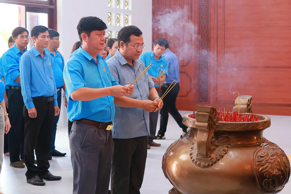 Tay Ninh 지방 노동 연맹 위원장 - Tran Le Duy 씨가 남부 중앙국 유적지에서 향을 피우고 있습니다. 사진: Tay Ninh 지방 노동 연맹