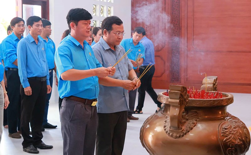 Chairman of the Tay Ninh Provincial Labor Federation - Mr. Tran Le Duy burned incense at the Central Relic Site of the Southern quite. Photo: Tay Ninh Provincial Federation of Labor
