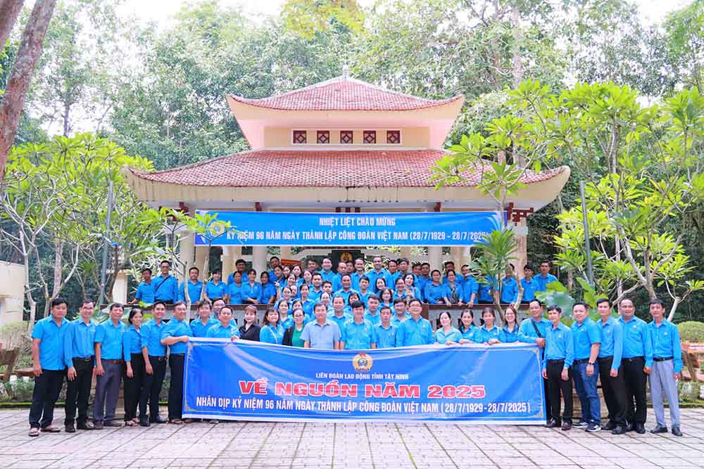 Cac thanh vien trong doan chup anh ki niem. Anh: LDLD tinh Tay Ninh