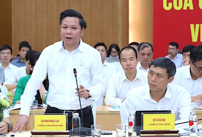 Director of the Department of Local Government Phan Trung Tuan informed about the organization of public service units at the commune level. Photo: Huong Nha
