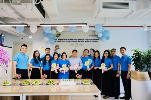 Dong chi Hong Quang, Uy vien BCH Tong Lien doan Lao dong Viet Nam, Thanh vien HDQT, Chu tich Cong doan Vietcombank (thu 6 tu trai sang) cung cac dai bieu Tru so chinh tham du Bua com Cong doan. Anh: Vietcombank