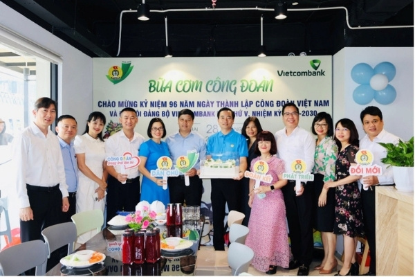 Dong chi Hong Quang, Uy vien BCH Tong Lien doan Lao dong Viet Nam, Thanh vien HDQT, Chu tich Cong doan Vietcombank, chup anh cung cac can bo chuyen trach Co quan Cong doan Vietcombank nhan ky niem 96 nam Ngay thanh lap Cong doan Viet Nam. Anh: Vietcombank
