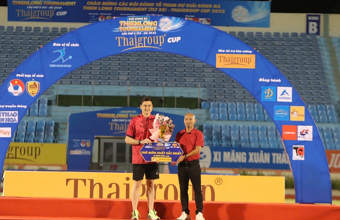 Thu mon Dang Van Lam nhan danh hieu Thu mon xuat sac nhat giai dau. Anh: BTC