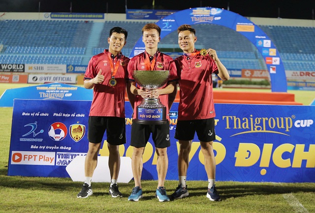 Hoang Duc va cac dong doi co danh hieu dau tien sau khi gianh suat thang hang V.League. Anh: BTC