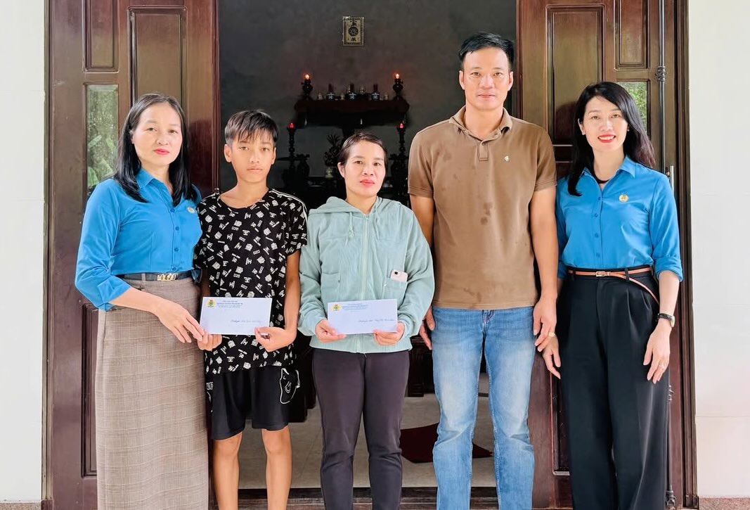 Trieu Phong 코뮌의 어려운 조합원의 자녀에게 선물을 전달하고 후원합니다. 사진: Quang Tri 노동조합