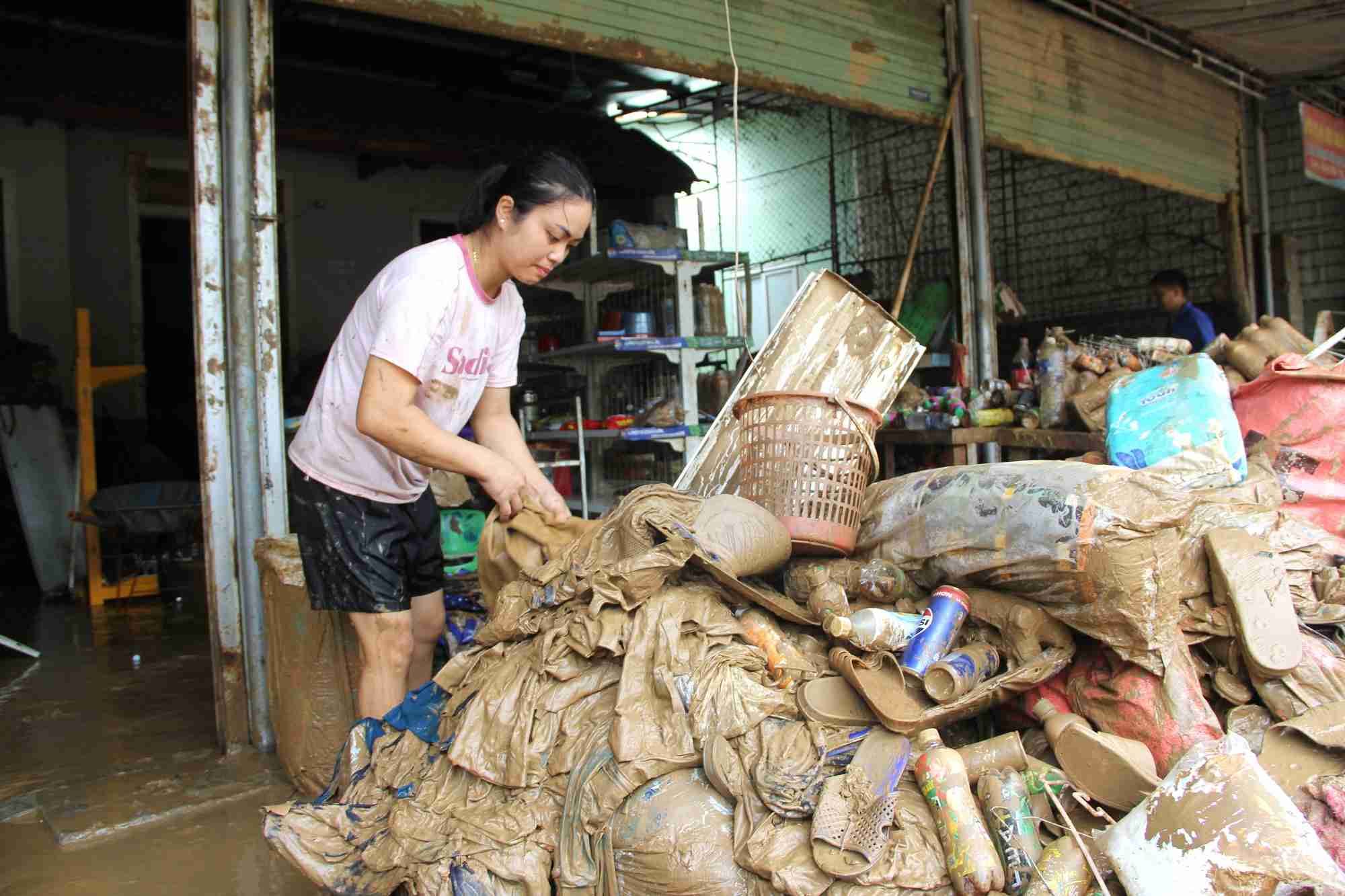 Sau mua lu, nguoi dan mien Tay Nghe An doi mat voi kho khan chong chat. Anh: Viet Hoa