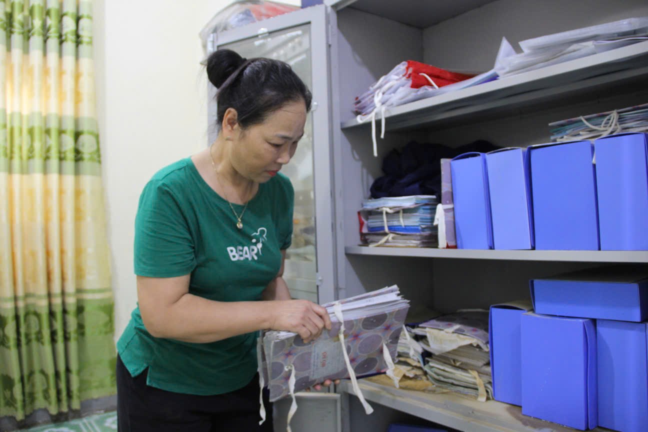 Ms. Nguyen Thi Kim Dung - Vice Principal of Xa Luong Secondary School (Nghe An) was shocked when all of the school's records and books were submerged in floodwater. Photo: Pham Chung
