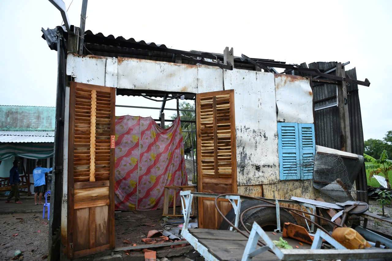 The storm collapsed and blew off the roofs of 7 houses of people in Can Tho City.