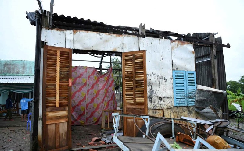 The storm collapsed and blew off the roofs of 7 houses of people in Can Tho City.