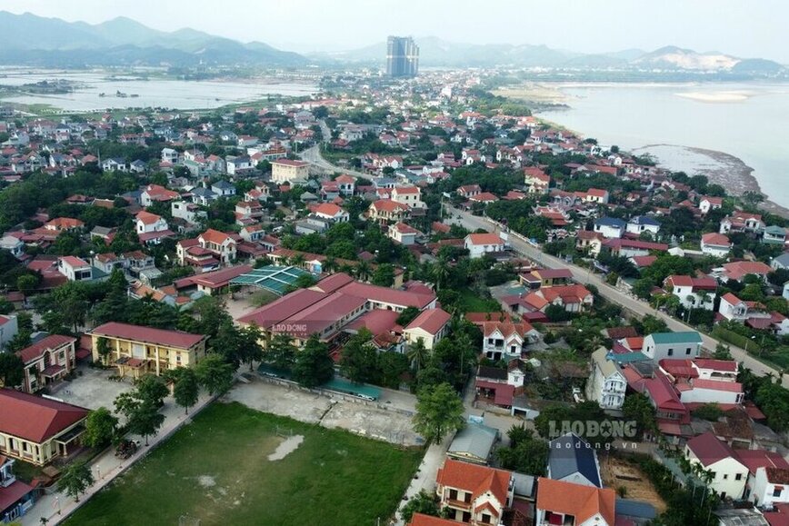 Ven tuyen de ta song Da doan qua dia ban xa Doan Ha cu co luong dan cu dong duc. Anh: To Cong.