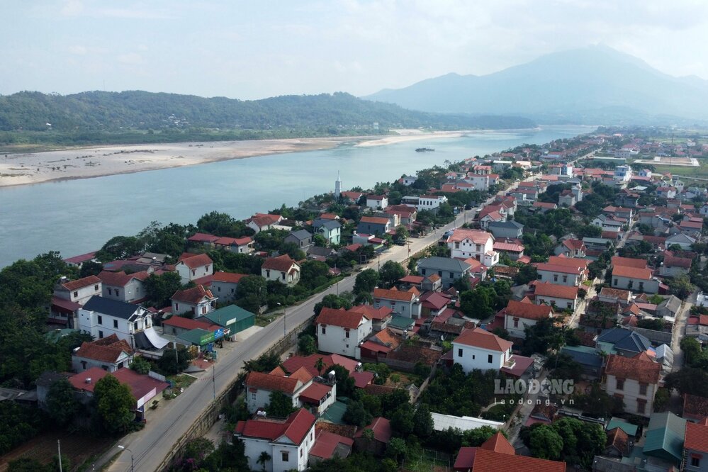 Projet de reparation des incidents de construction de digues et d'irrigation dus a la tempete n° 3 Yagi en 2024 la ligne de canaux Doan Ha sur la digue ta de la riviere Da sera construite. Photo de la commune de Doan Ha dans l'ancien district de Thanh Thuy (aujourd'hui commune de Thanh Thuy) : To Cong