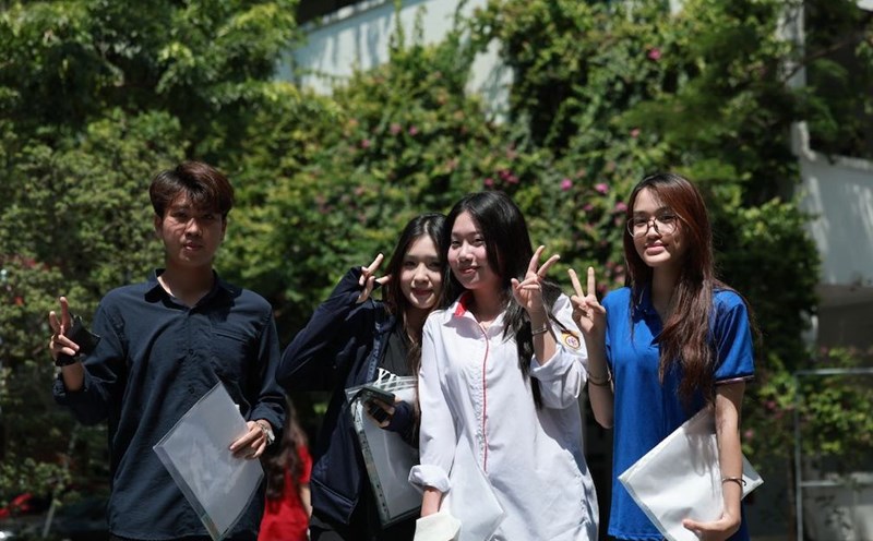 When choosing a university, many students and parents are not only interested in the admission score but also carefully consider the tuition fee. Photo: Hai Nguyen