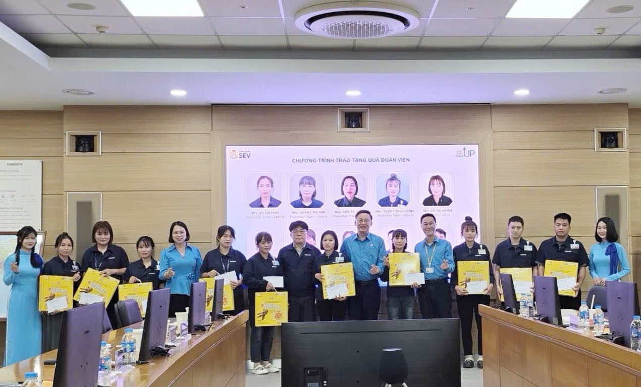 박닌성 노동총연맹 지도부가 어려운 환경에 처한 노동자들에게 선물을 전달하고 있습니다. 사진: Quyet Chien