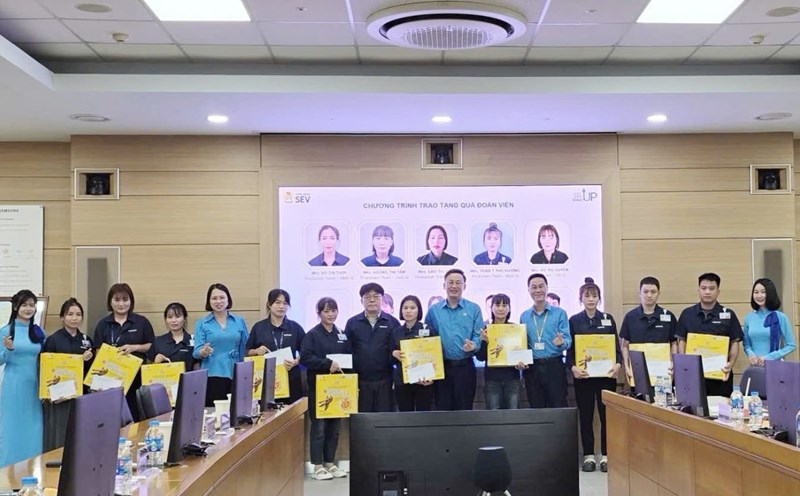 Leaders of the Bac Ninh Provincial Federation of Labor presented gifts to workers in difficult circumstances. Photo: Quyet Chien