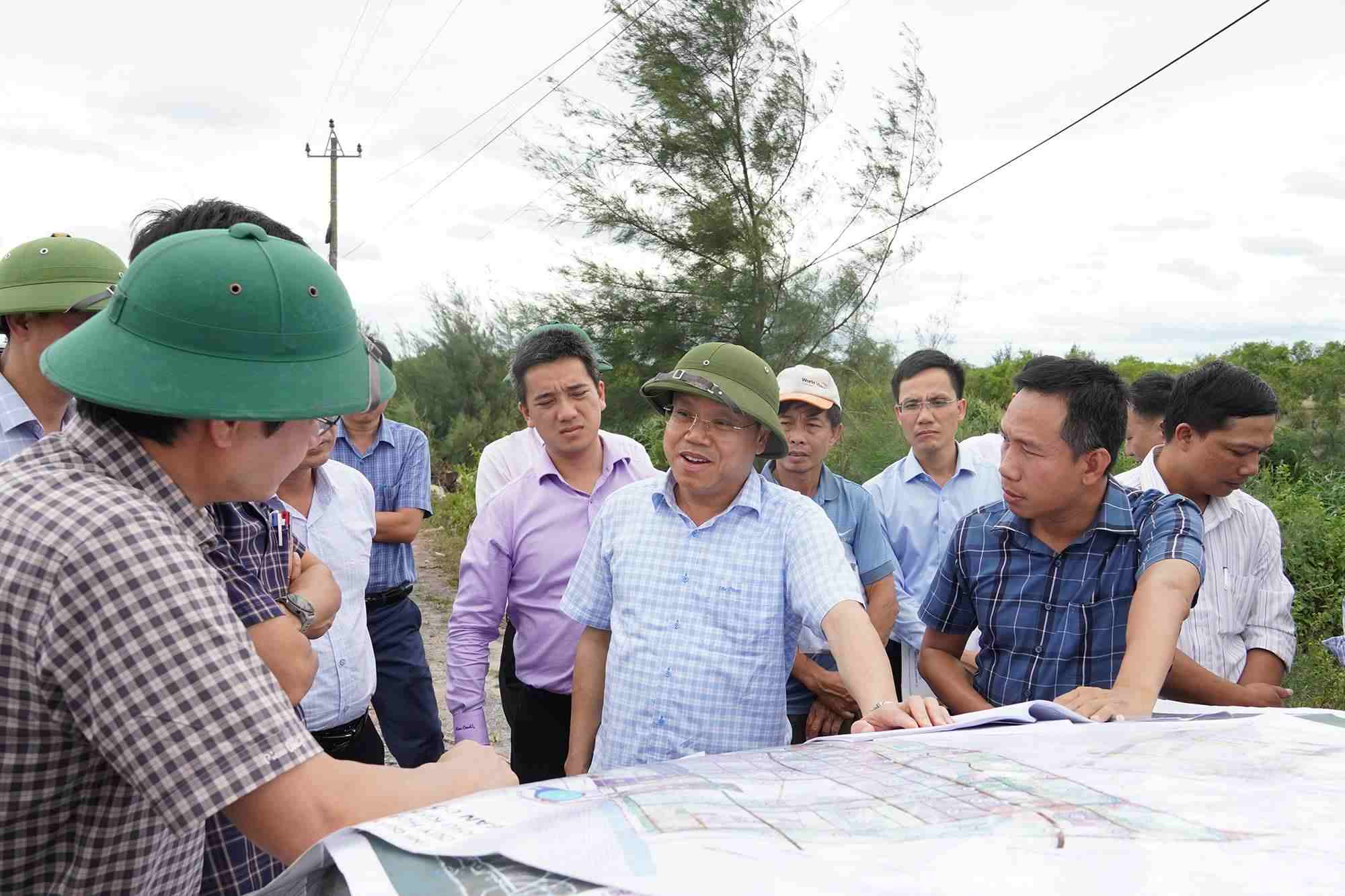 Les dirigeants du Comite populaire de la province de Quang Tri inspectent la direction du projet de route nationale 15D. Photo : Hung Tho