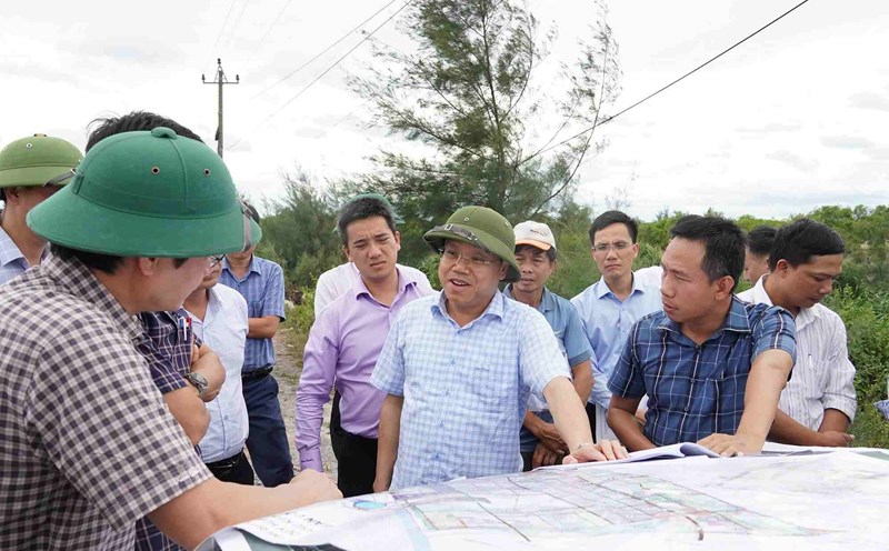 Leaders of the People's Committee of Quang Tri province inspect the route of the National Highway 15D project. Photo: Hung Tho