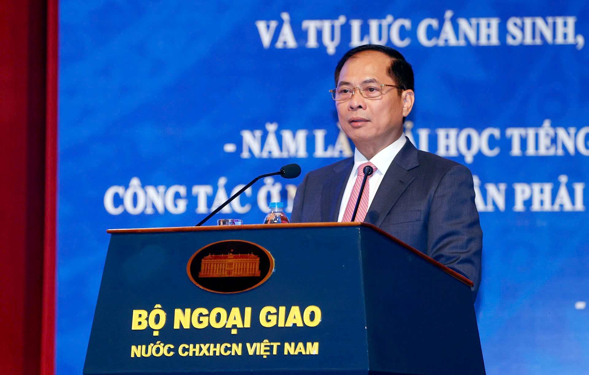 부이탄선 정부 부총리 겸 외무부 장관이 '호치민 시대의 외교: 국가와 민족을 위해 헌신한 80년'이라는 주제로 열린 세미나에서 연설하고 있습니다. 사진: 하이응우옌