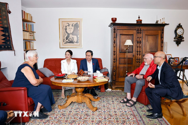 Politburo member and National Assembly Chairman Tran Thanh Man and his wife Nguyen Thi Thanh Nga visited the family of Mr. Jacques Savary in Vevey city, Switzerland. Photo: VNA