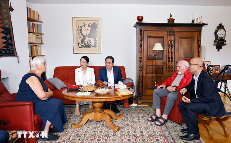 Politburo member and National Assembly Chairman Tran Thanh Man and his wife Nguyen Thi Thanh Nga visited the family of Mr. Jacques Savary in Vevey city, Switzerland. Photo: VNA