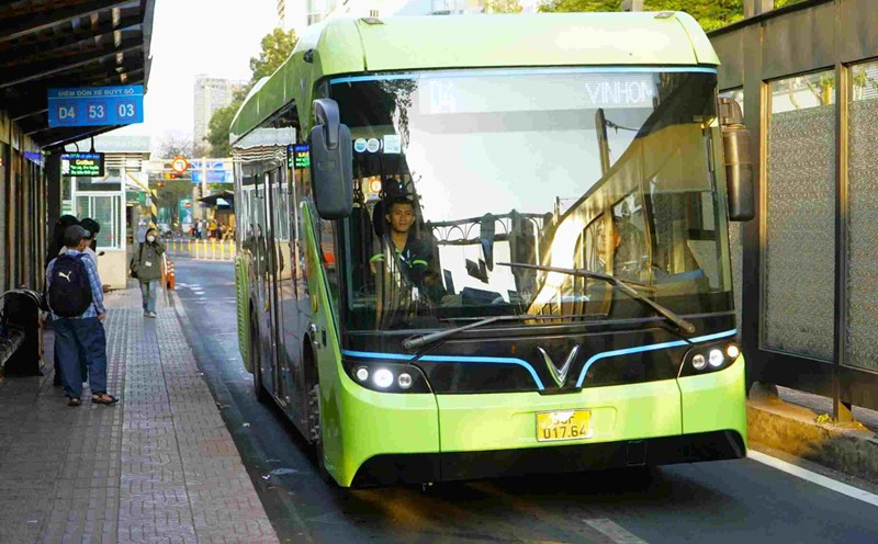 D4 electric bus route runs in the center of Ho Chi Minh City. Photo: Minh Quan