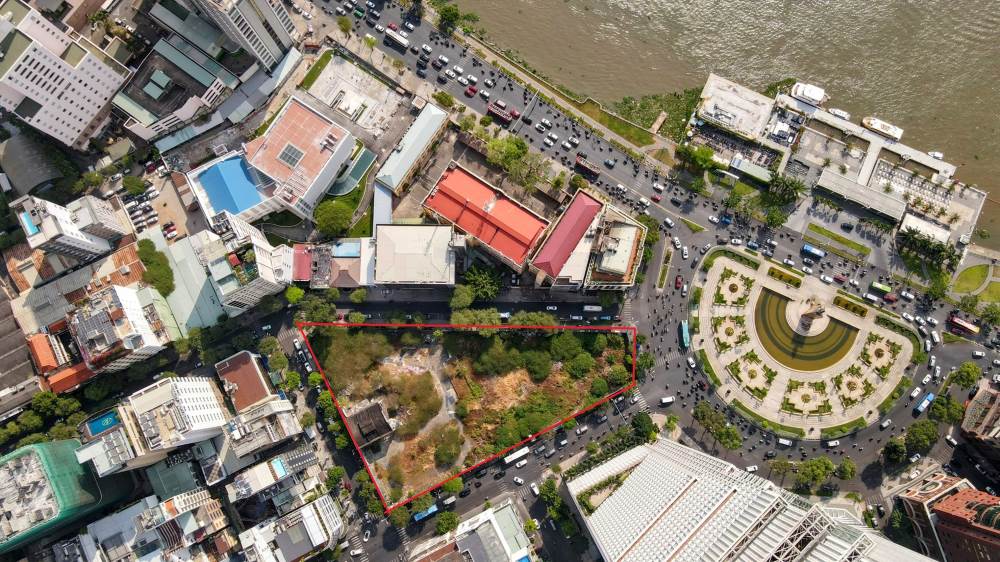 Khu dat so 2-4-6 Hai Ba Trung, Quan 1 co dien tich 6.080m2, voi 4 mat tien duoc bao quanh boi nhung tuyen pho sam uat, la Hai Ba Trung - Dong Du - Thi Sach - Cong truong Me Linh, da phai bo hoang nhieu nam nay sau nhung sai pham. Anh: Anh Tu