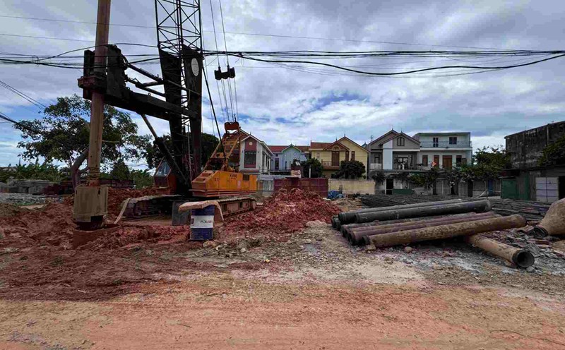 The road and overpass project of the central railway of Dong Hoi city is under construction again. Photo: Cong Sang