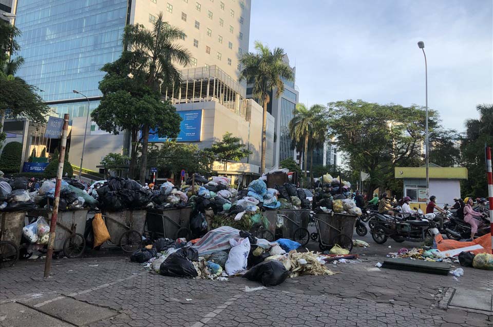 Voters are worried about the pollution of waste in big cities and urban areas. Photo: Thu Hien.