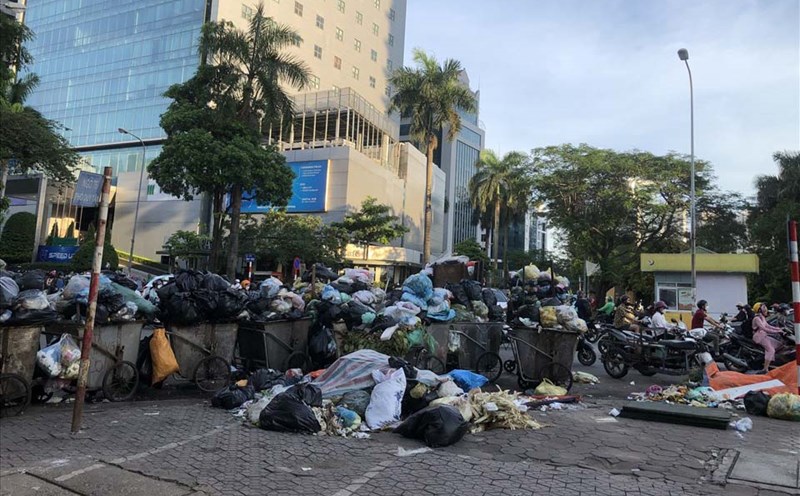 Voters are worried about the pollution of waste in big cities and urban areas. Photo: Thu Hien.