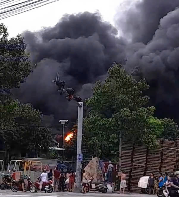 Scene de l'incendie de l'usine de production de boîtes a riz dans le quartier de Tan Dong Hiep Ho Chi Minh-Ville. Photo : Duong Binh
