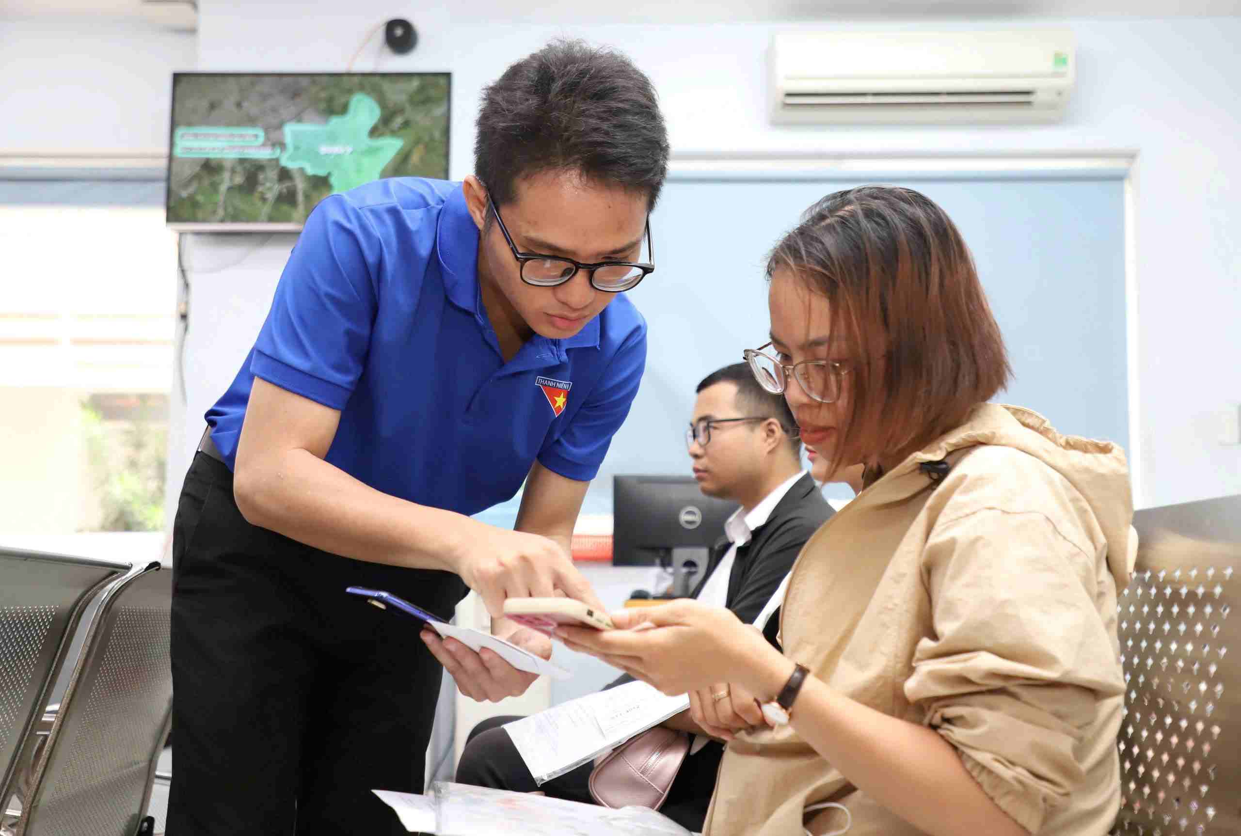 El barrio de Tan Hung (antiguo distrito 7) ha introducido tecnologia para servir a la gente con la aplicacion 'Agente virtual de preguntas y respuestas del barrio de Tan Hung' en la plataforma ChatGPT. Foto: Minh Tam