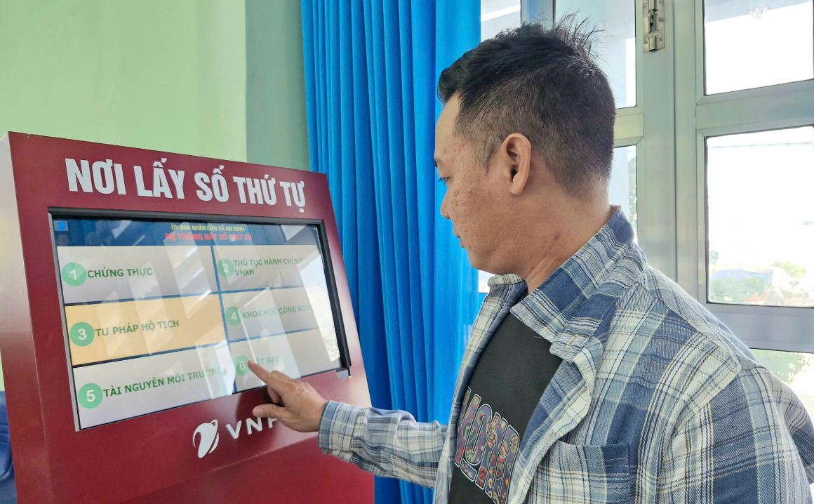 La gente toma numeros de orden para resolver tramites administrativos. Foto: Phuong Anh