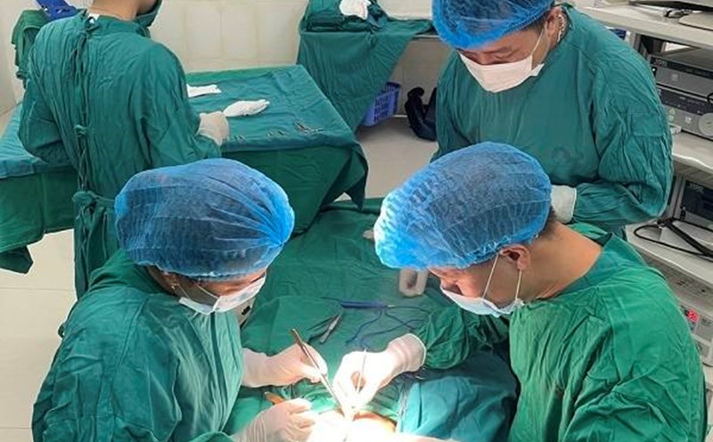 Hung Yen Obstetrics and Pediatrics Hospital saved the life of a girl with a punctured intestine due to swallowing a magnet. Photo: Hung Yen Obstetrics and Pediatrics Hospital