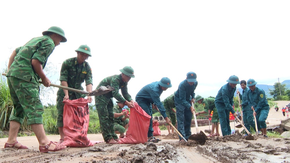 The flood passed, the border guards, police and militia reinforced the landslide.