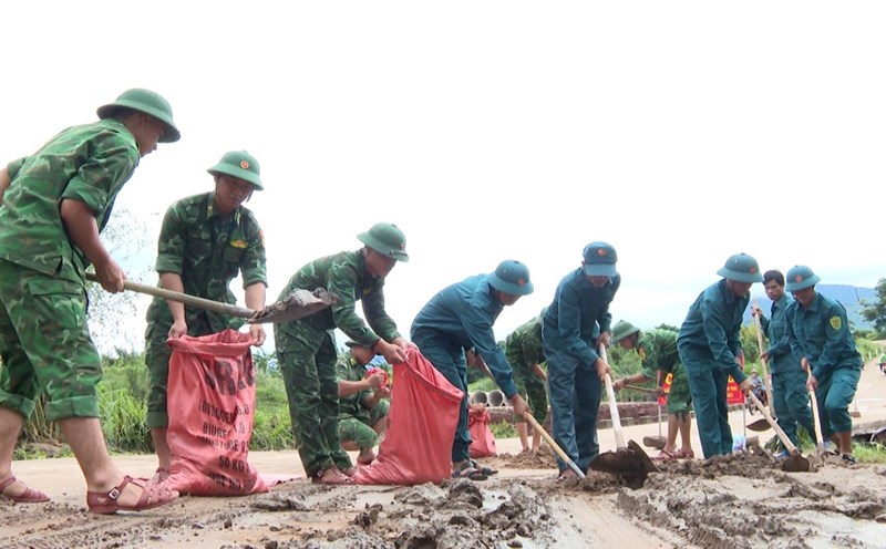 The flood passed, the border guards, police and militia reinforced the landslide.