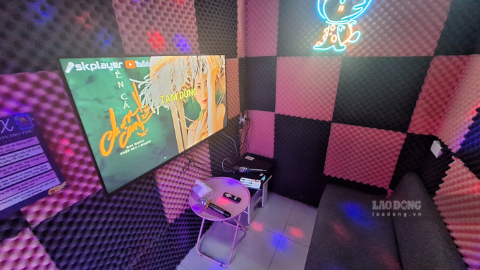 A l'interieur d'un theatre "mini karaoke" a Hanoi. Photo: Temple Phu