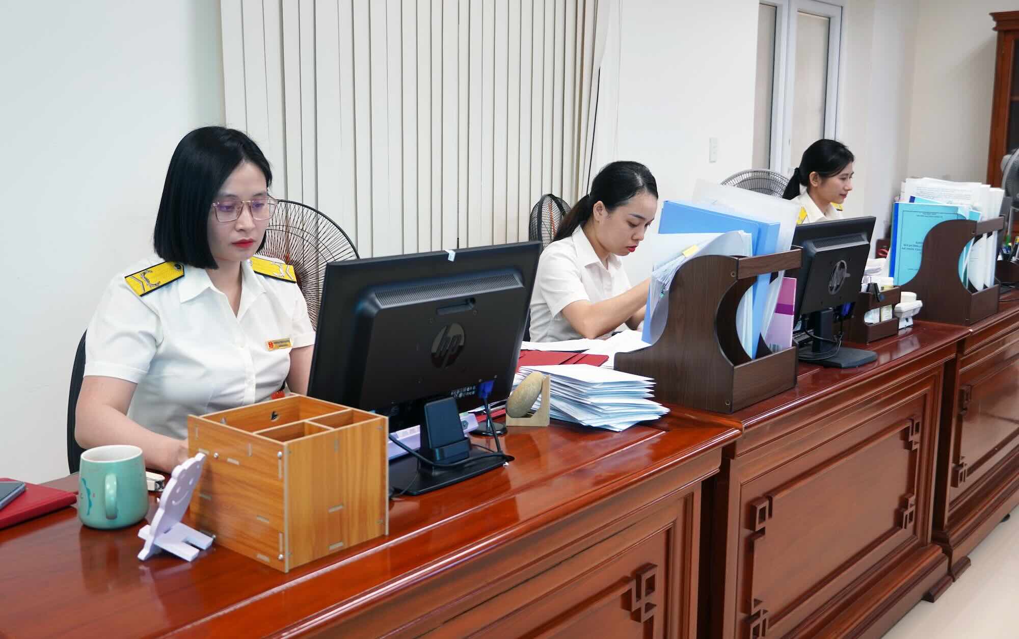 Officials working at the Quang Tri Provincial Tax Department. Photo: Cong Sang