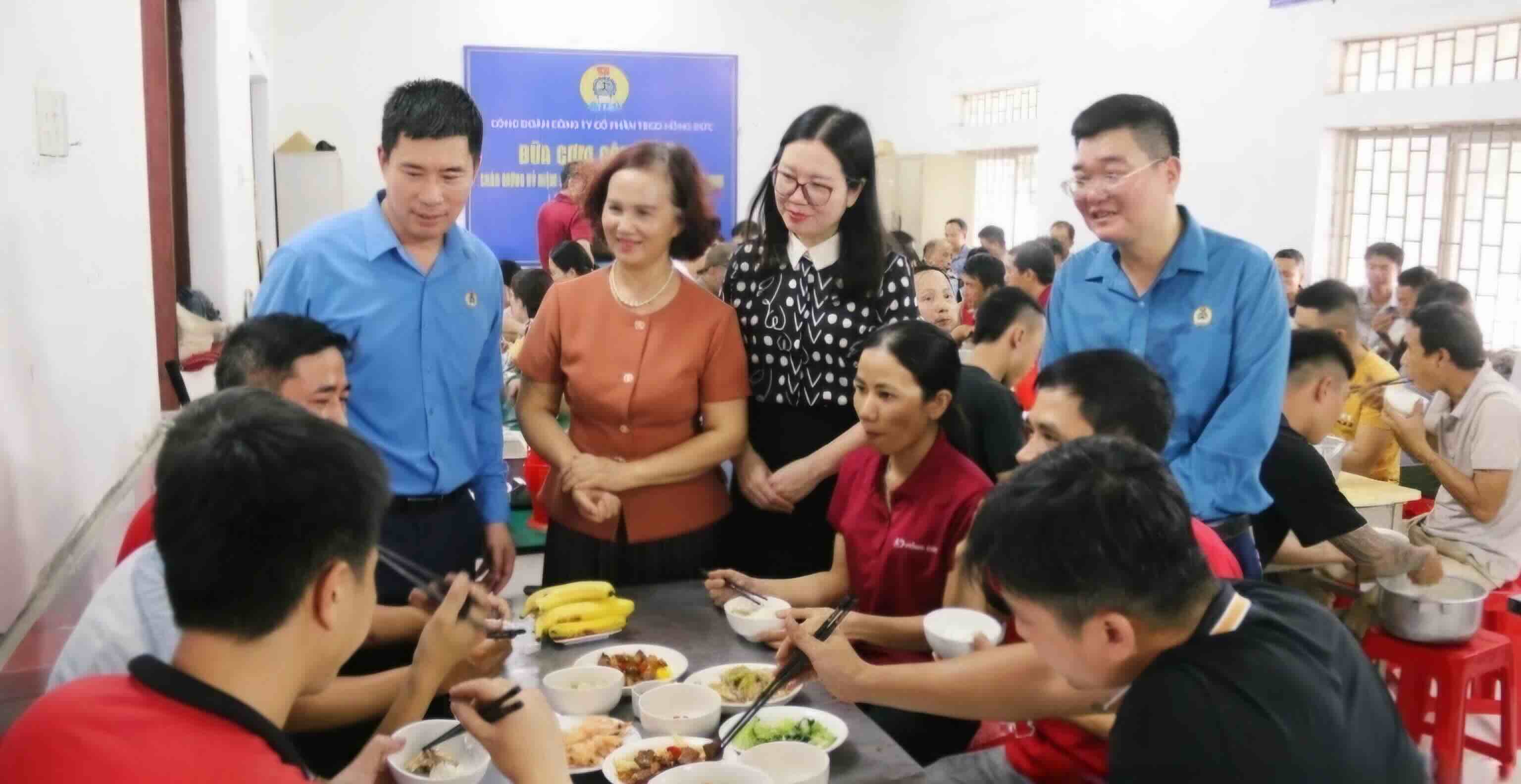 산다 옆에 모인 노동자들 산다 노동조합 식사 사진: 탄후에