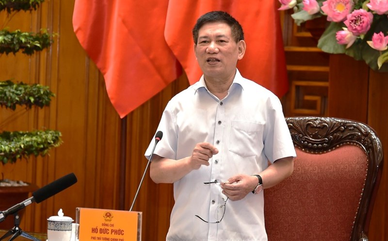 Deputy Prime Minister Ho Duc Phoc proposed to study the contents related to calculating real estate transfer tax; stocks, dividends, bonus stocks; family deduction levels. Photo: VGP