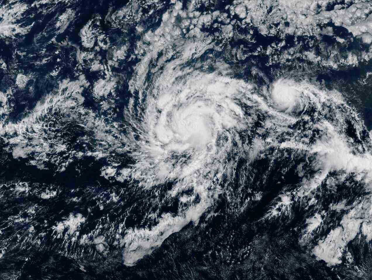 Bao Iona o giua Thai Binh Duong du bao dat cuong do cuc dai trong ngay 29.7. Anh: NOAA