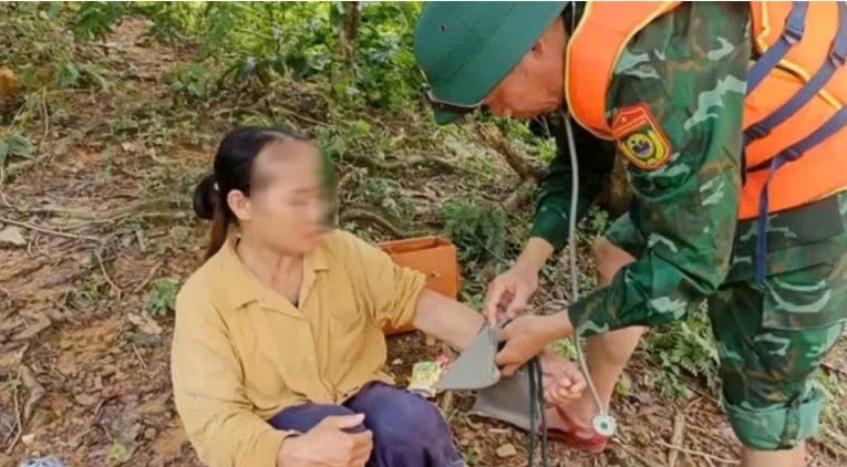 Mme Th. apres avoir ete sauvee de la foret est soignee au poste de garde-frontiere. Photo : Hai Thuong