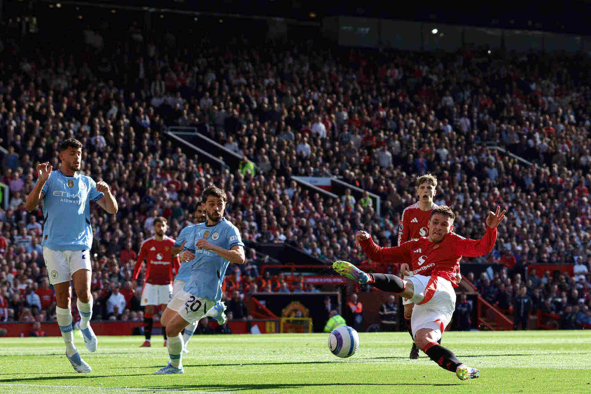 Manuel Ugarte tung duoc ky vong se nang cap tuyen giua cua Man United. Anh: AFP