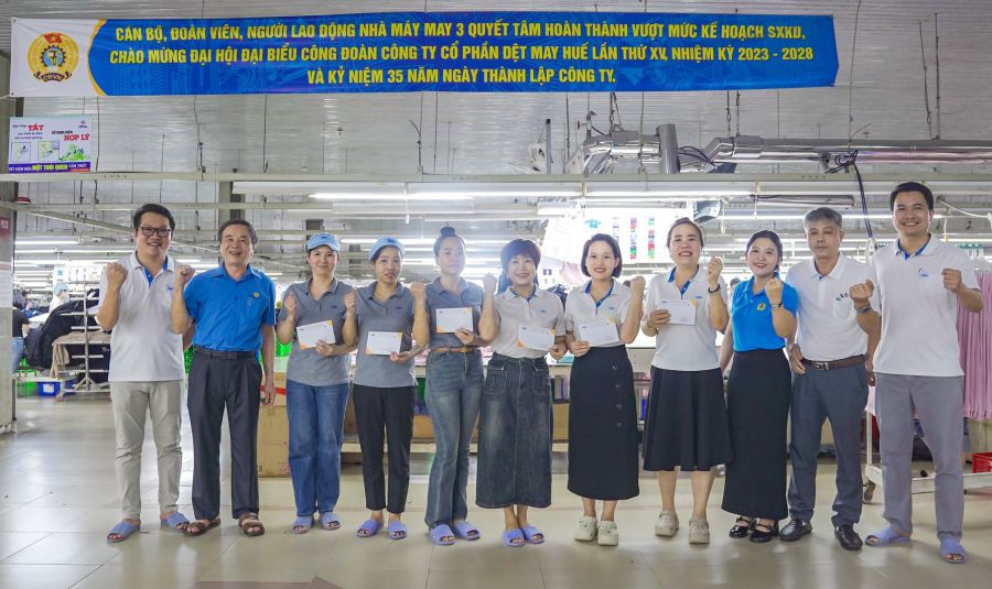 후에 섬유 의류 합자 회사 노동조합은 적시에 간부를 격려하고 간부 조합원과 노동자를 지원했습니다. 사진: Trung Hau