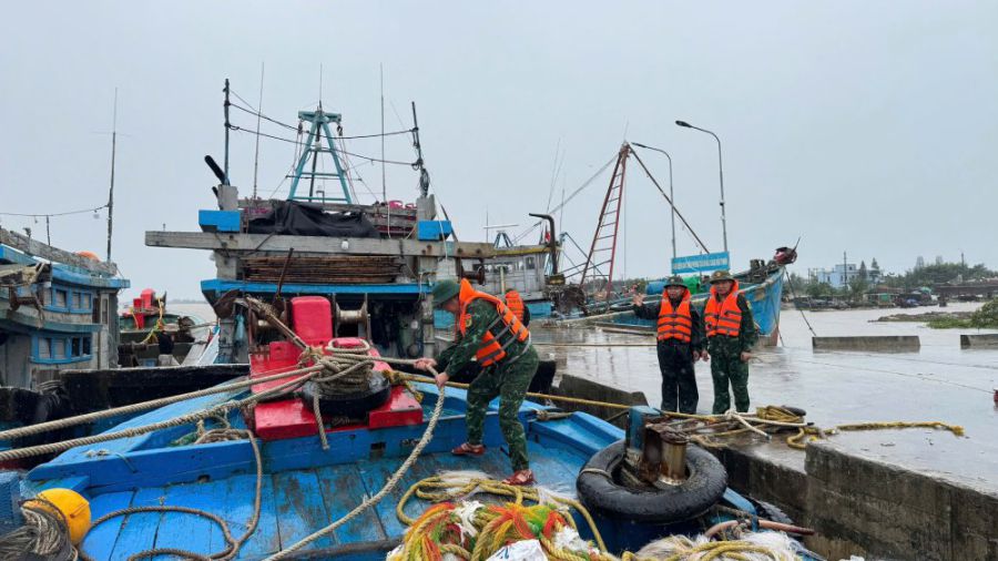 Les gardes-frontieres de la province de Ninh Binh aident les pecheurs a faire face a la tempete n° 3. Photo : Les gardes-frontieres de la province de Ninh Binh