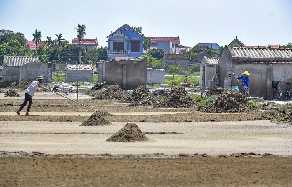 Theo ghi nhan, nhung ngay nay, thoi tiet tren dia ban tinh Thanh Hoa nang nong kha gay gat. Tai xa Hoa Loc, nguoi lam muoi dang tat bat tren nhung canh dong de tranh thu luc troi nang. Anh: Quach Du