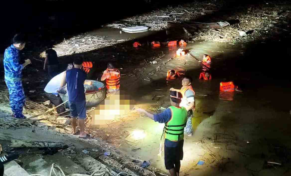 Scene ou M. T a ramasse du bois de chauffage puis est soupçonne de se noyer. Photo : Ngoc Anh.