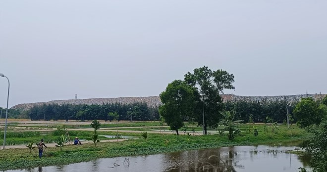 Trang Cat landfill in Hai Phong has long been overloaded, causing an unpleasant smell to the surrounding area. Photo: Hoang Khoi