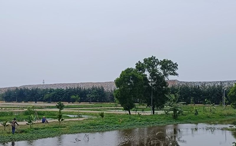 Trang Cat landfill in Hai Phong has long been overloaded, causing an unpleasant smell to the surrounding area. Photo: Hoang Khoi